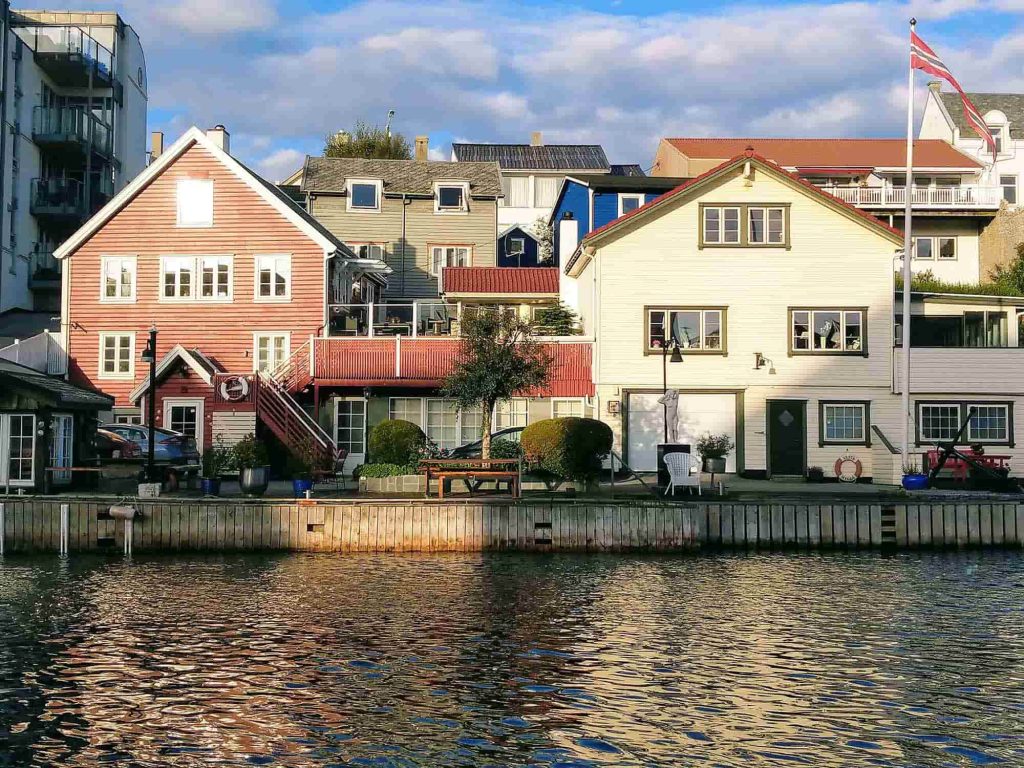 Some houses built right on the waters edge sailing into Haugesund.