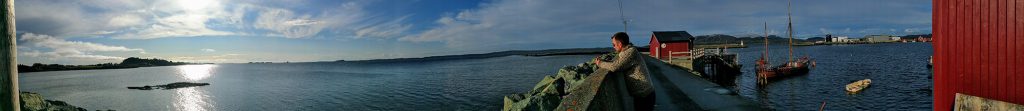 A wide shot of Uthaug marina, V looking out towards the water.